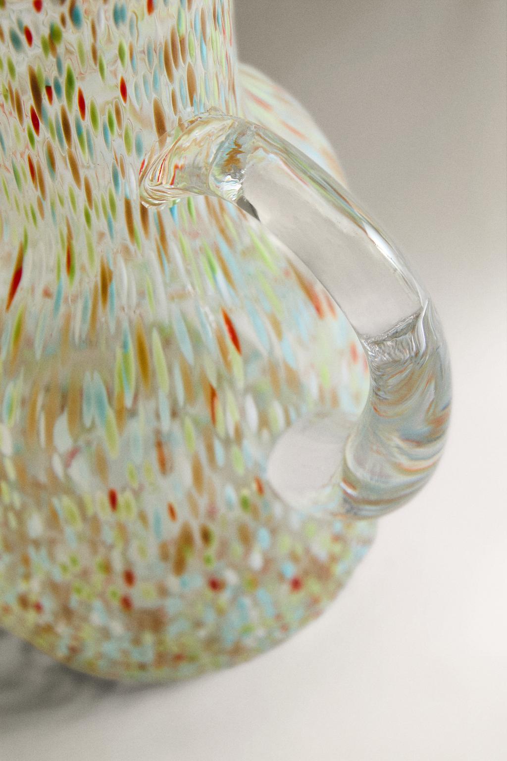 Многоцветный стеклянный кувшин