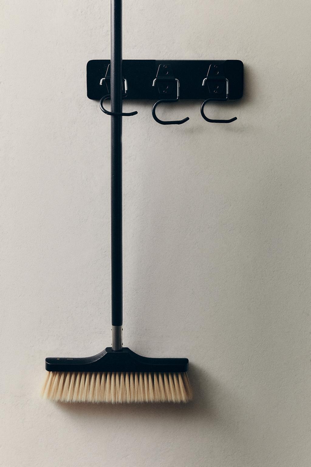 Настенная вешалка с крючками из силикона