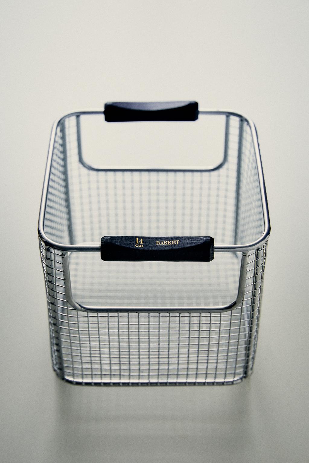 Металлическая корзина с сетчатыми стенками