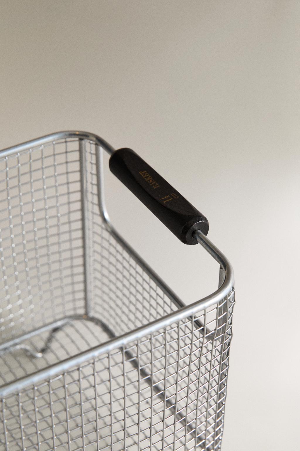 Металлическая корзина с сетчатыми стенками