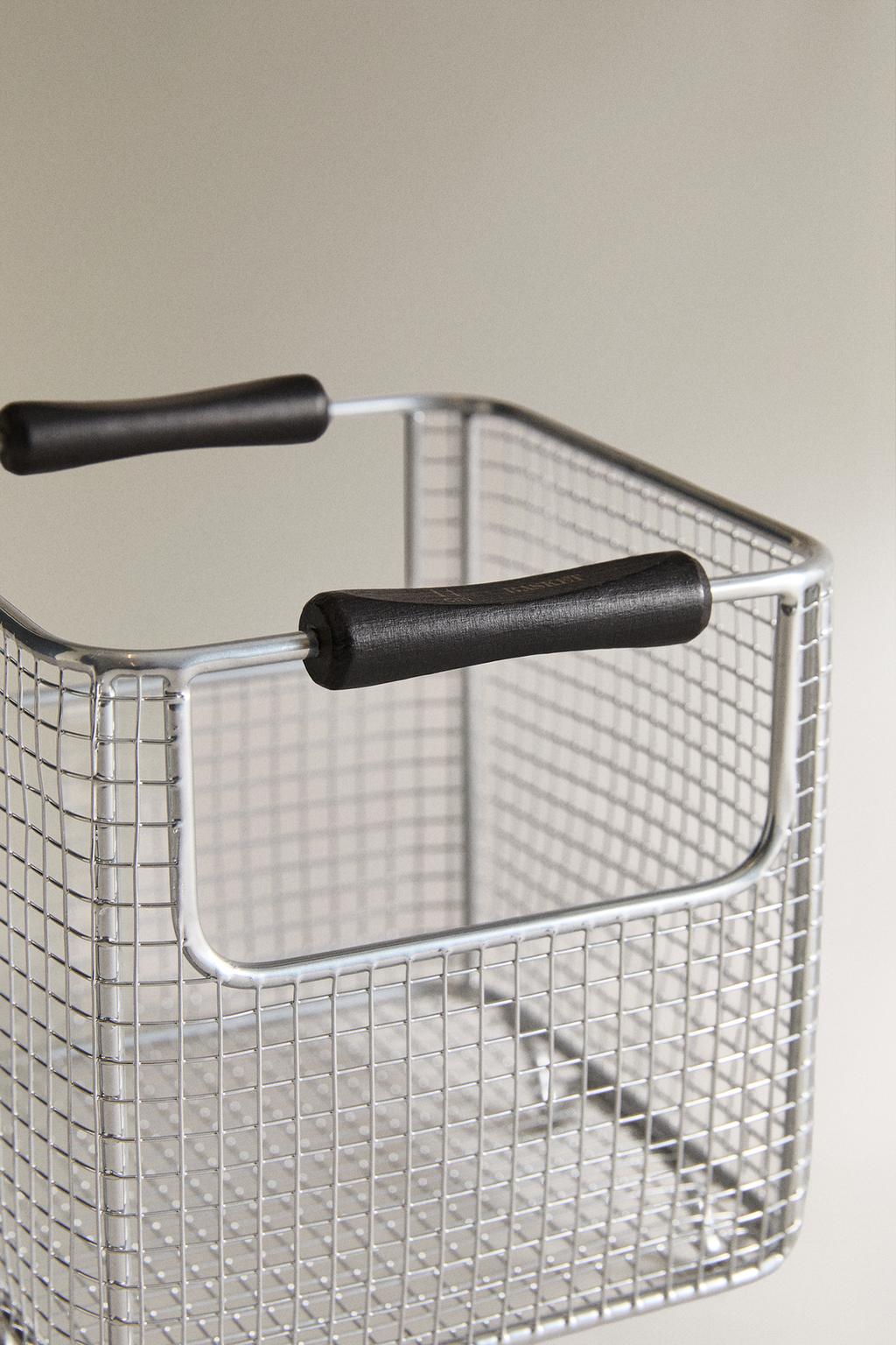 Металлическая корзина с сетчатыми стенками