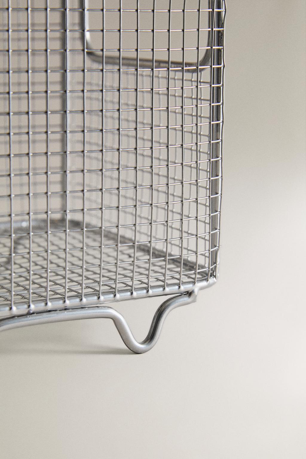 Металлическая корзина с сетчатыми стенками