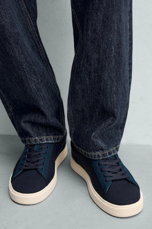 Кроссовки с сетчатыми вставками