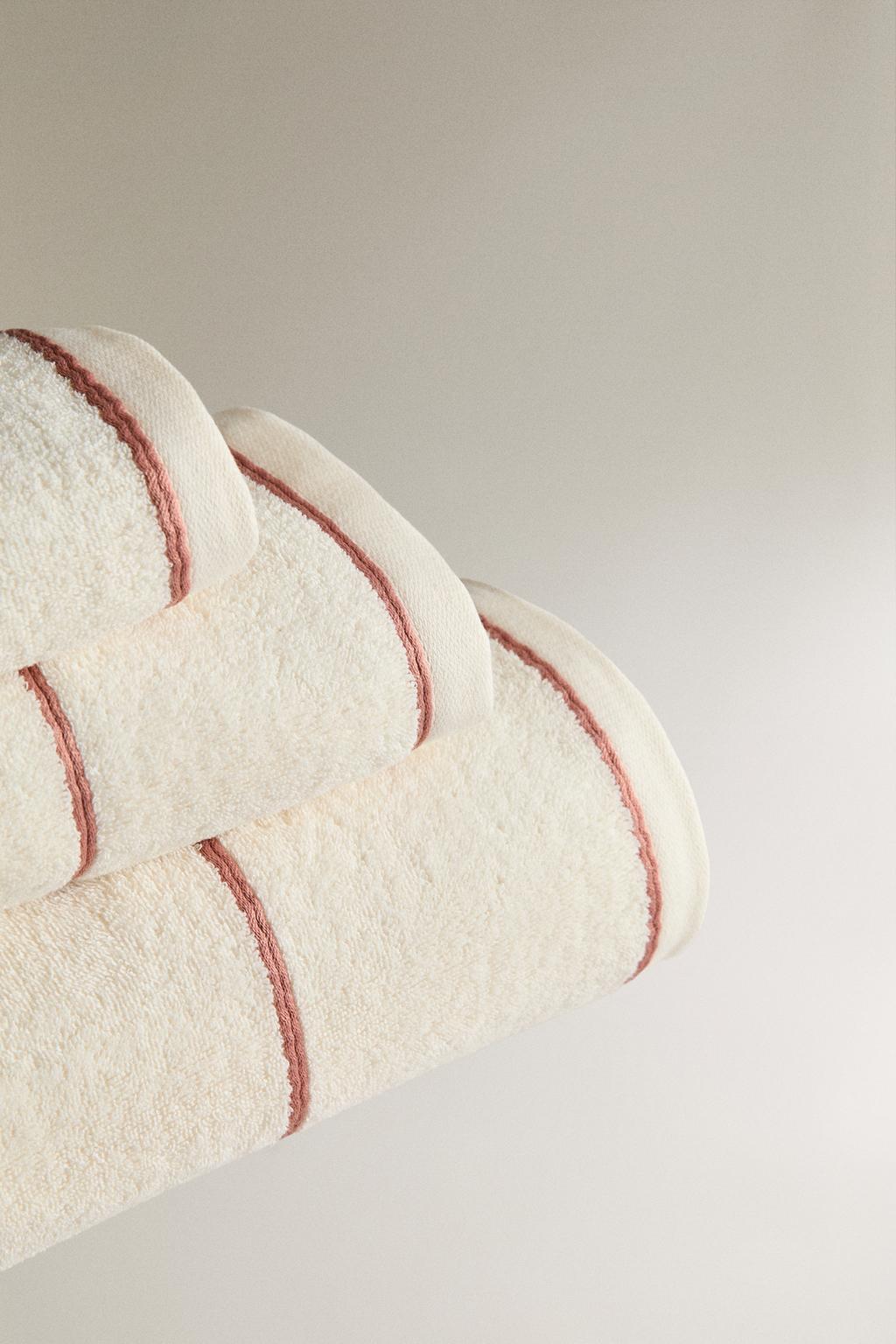 Полотенце для ванны с контрастной окантовкой