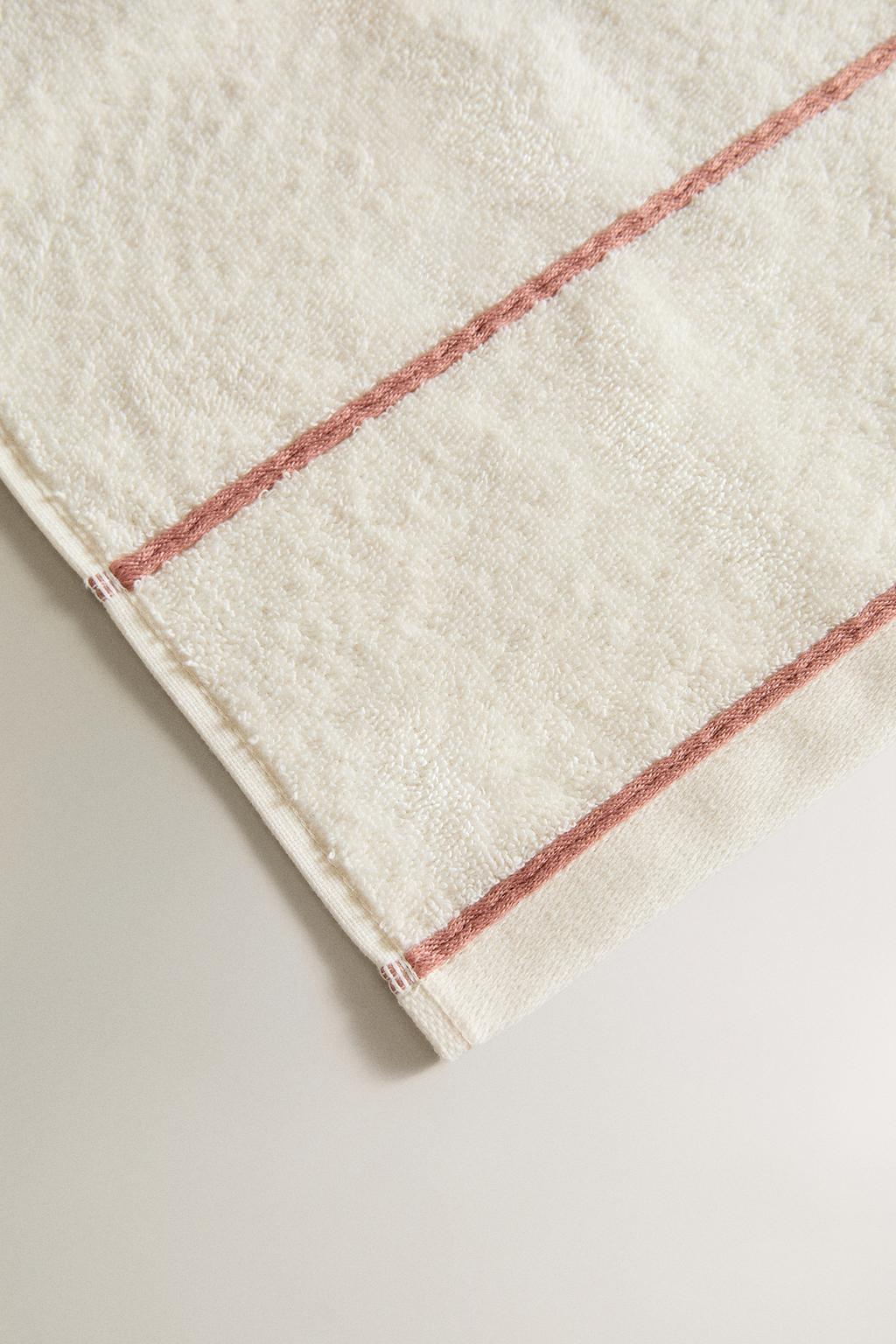 Полотенце для ванны с контрастной окантовкой