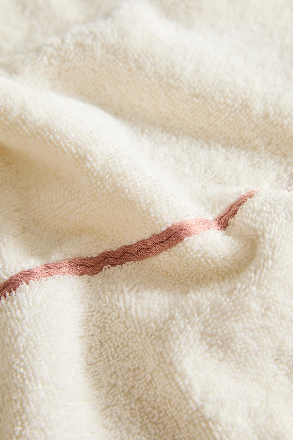 Полотенце для ванны с контрастной окантовкой