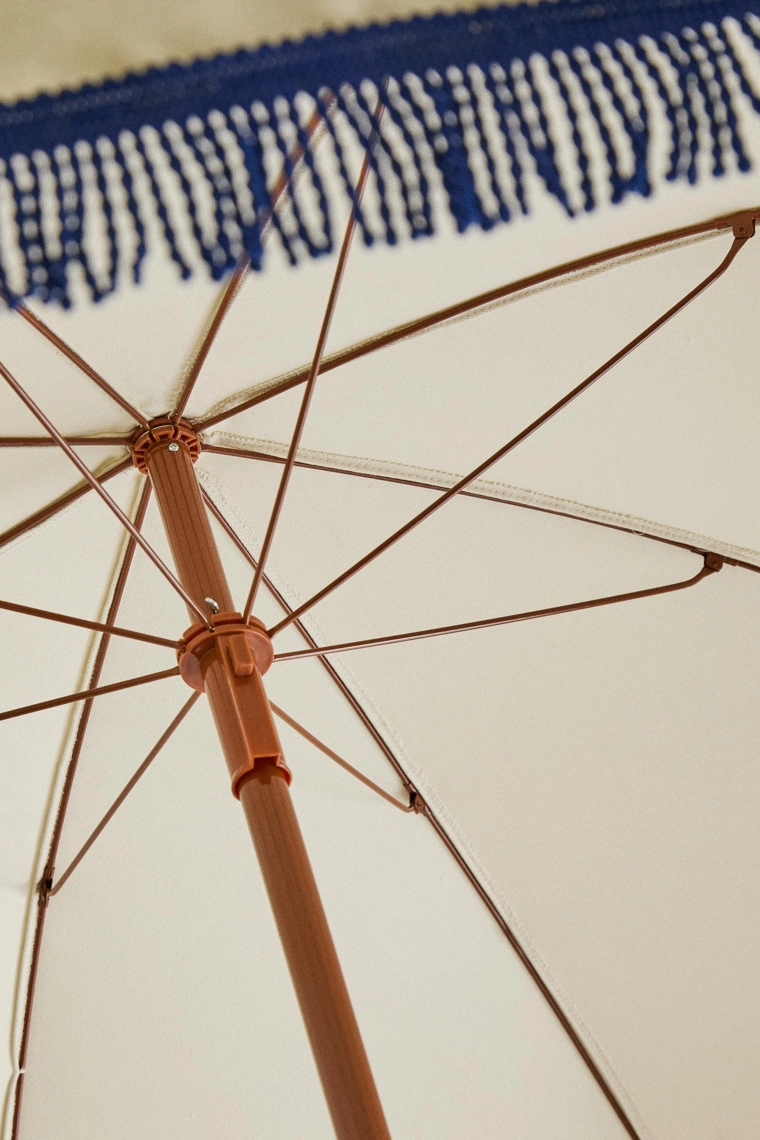 Пляжный зонт с кистями