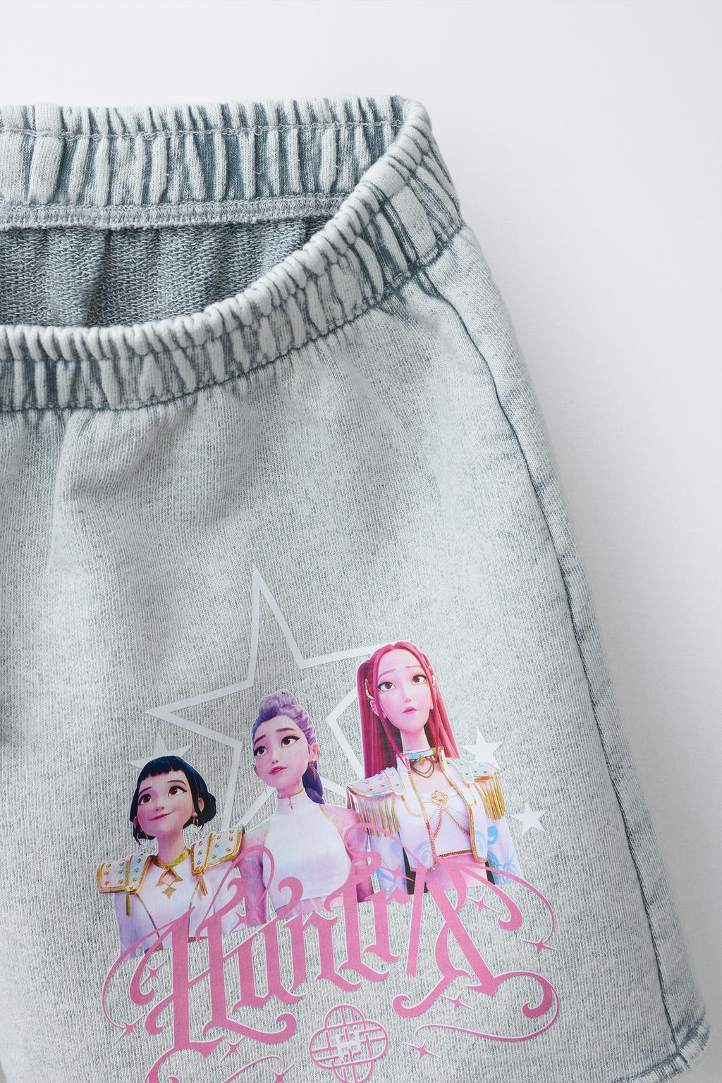 ШОРТЫ ИЗ МЯГКОЙ ТКАНИ С ЭФФЕКТОМ ПОТЕРТОСТИ KPOP DEMON HUNTERS™ NETFLIX ©