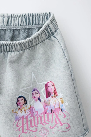 Шорты из мягкой ткани с эффектом потертости Kpop Demon Hunters™ Netflix ©- Заказать в России