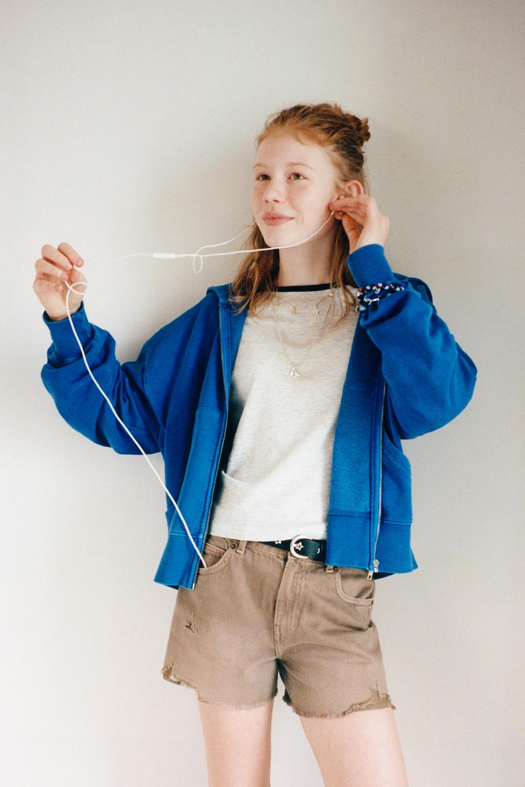 ДЖИНСОВЫЕ ШОРТЫ С РАЗРЕЗАМИ