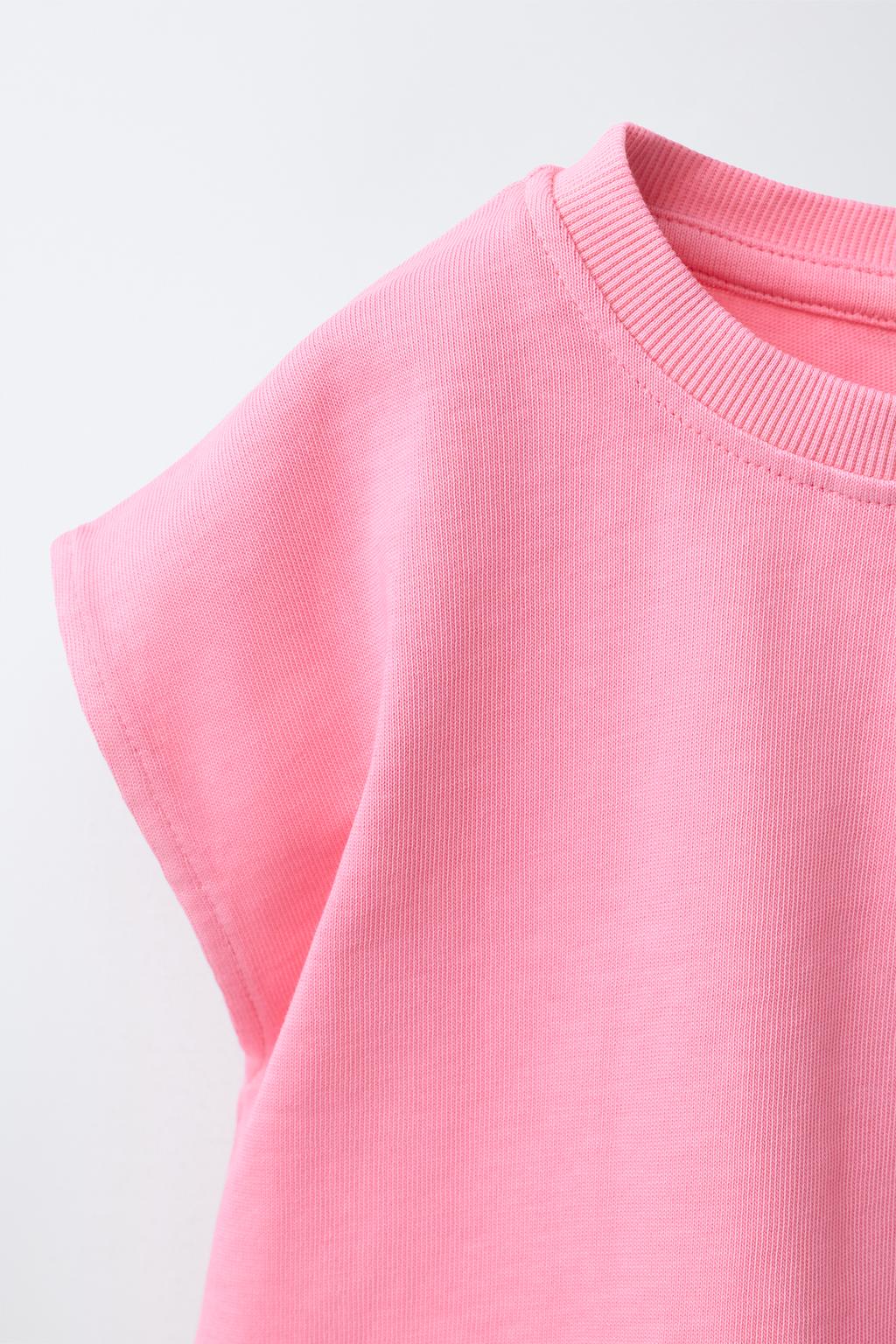 ОДНОТОННАЯ ФУТБОЛКА С НАШИВКОЙ