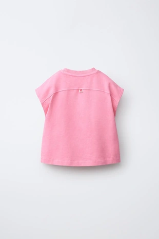 Однотонная футболка с нашивкой