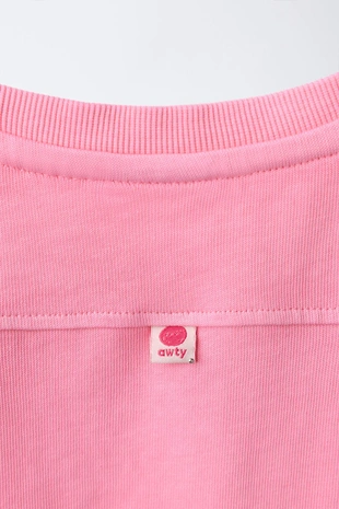 Однотонная футболка с нашивкой