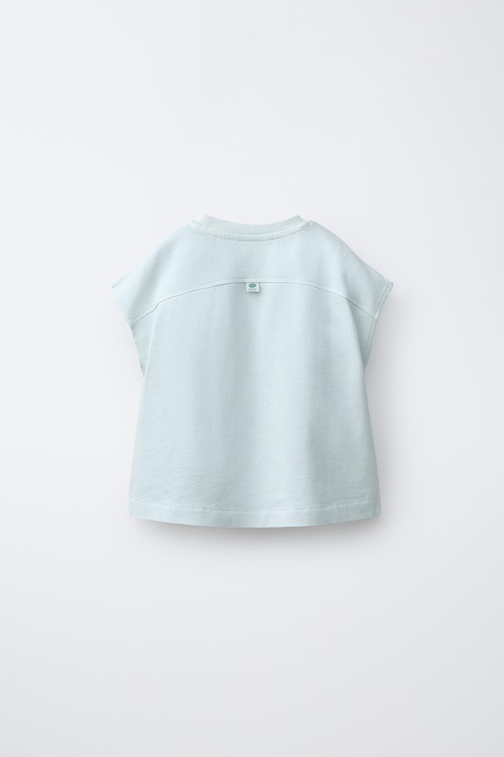 ОДНОТОННАЯ ФУТБОЛКА С НАШИВКОЙ