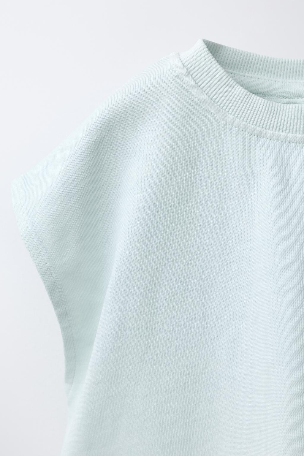 ОДНОТОННАЯ ФУТБОЛКА С НАШИВКОЙ