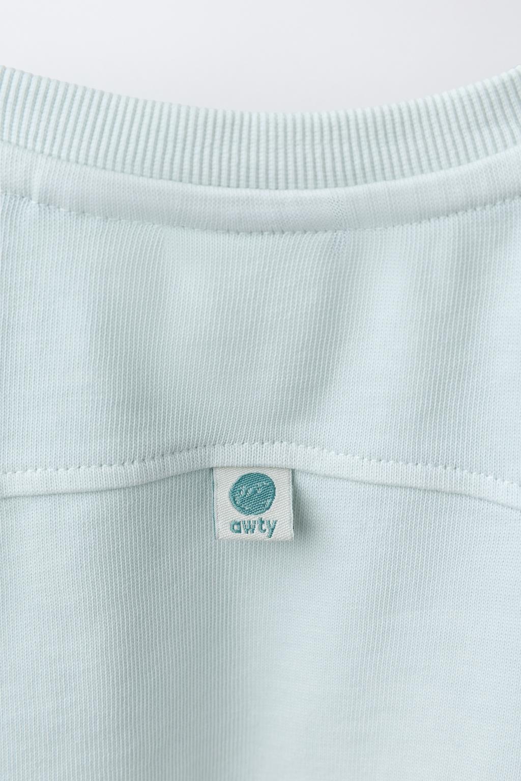 ОДНОТОННАЯ ФУТБОЛКА С НАШИВКОЙ