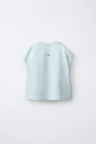 Однотонная футболка с нашивкой