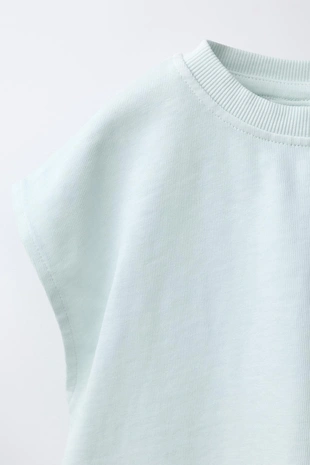 Однотонная футболка с нашивкой