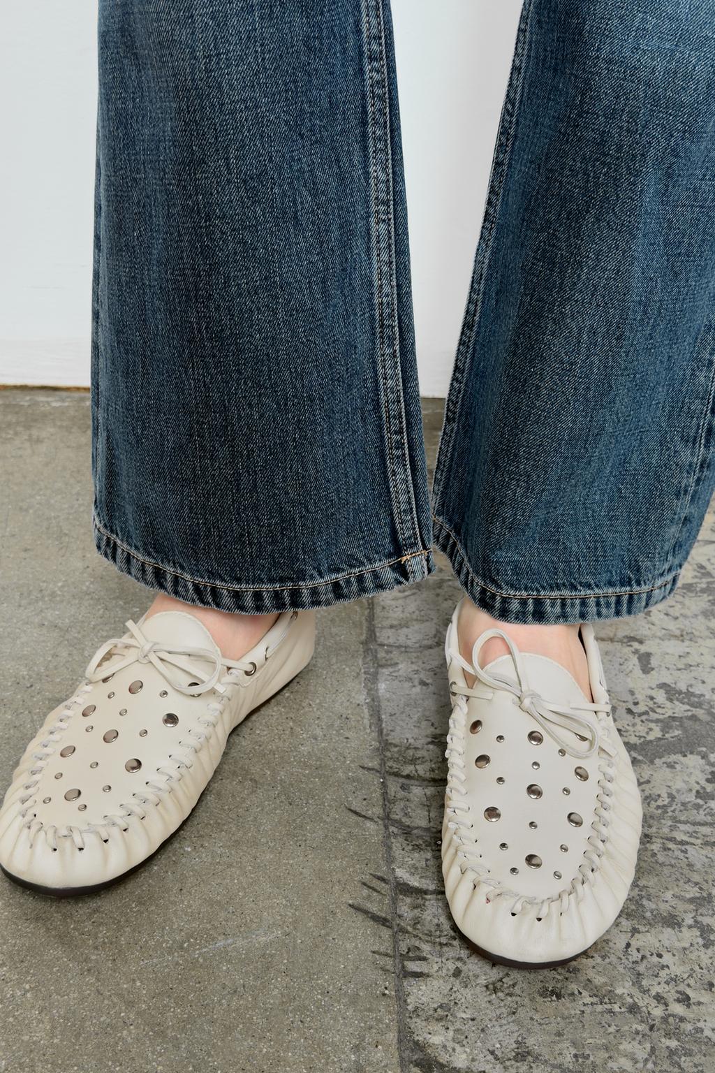 КОЖАНЫЕ ЛОФЕРЫ С ЗАКЛЕПКАМИ