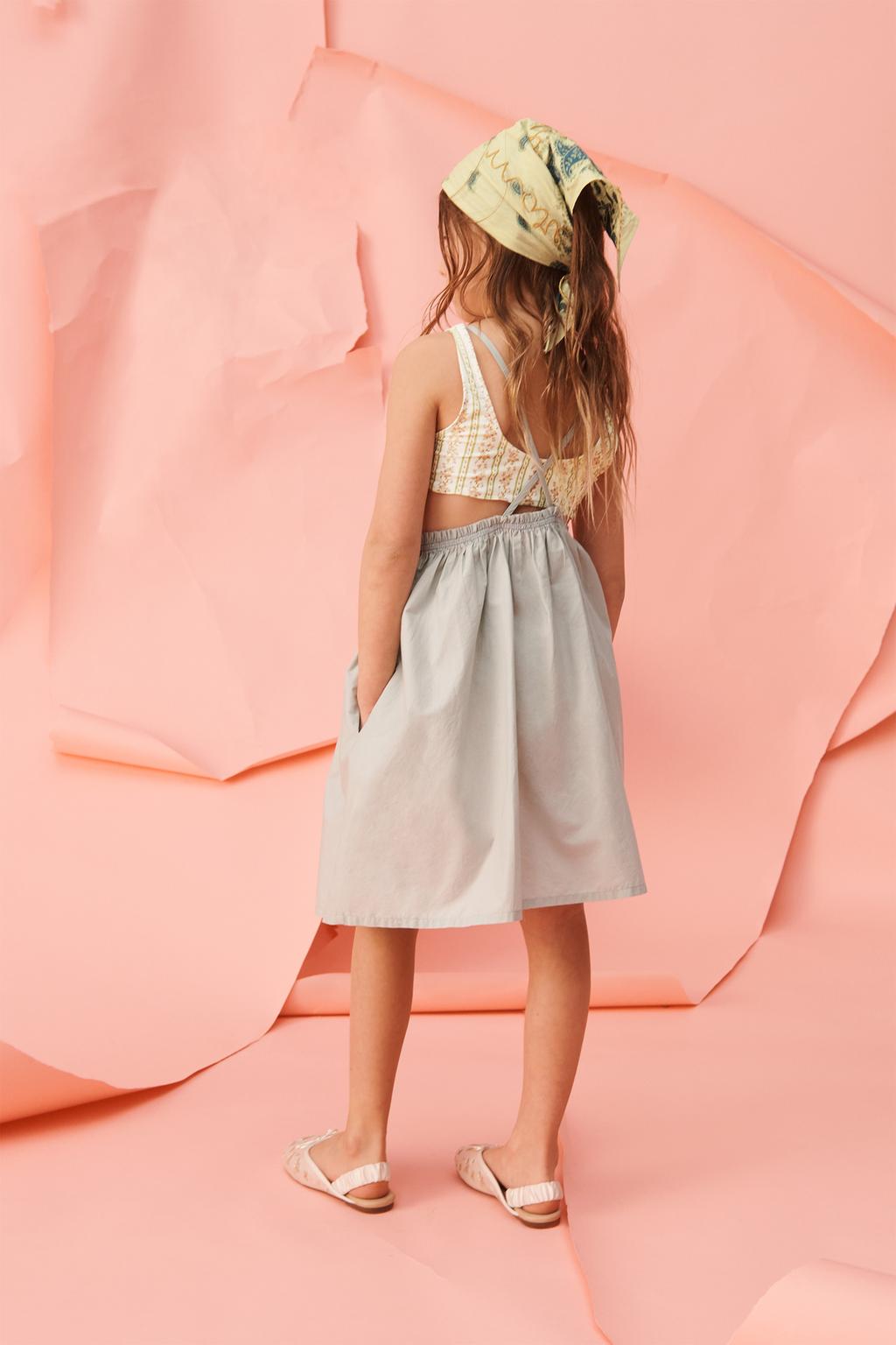 Платье-фартук с ограниченным тиражом с цветочнойвышивкой и оборками