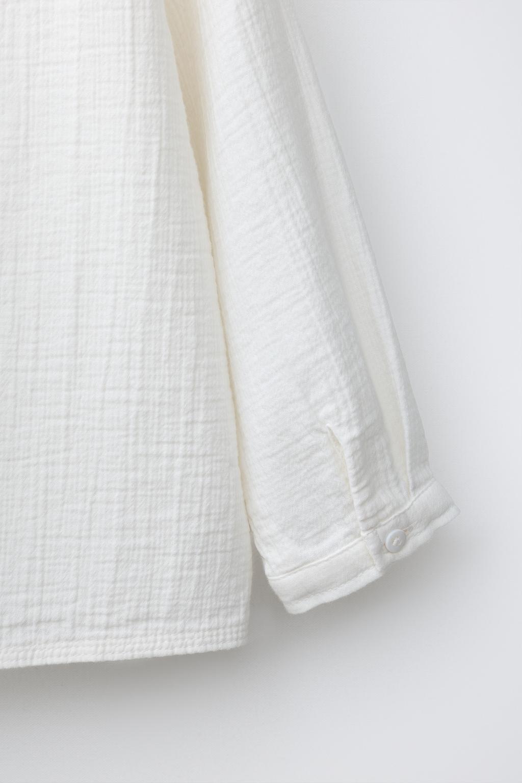 РУБАШКА ИЗ РЕЛЬЕФНОЙ ТКАНИ С ВОРОТНИКОМ-СТОЙКОЙ