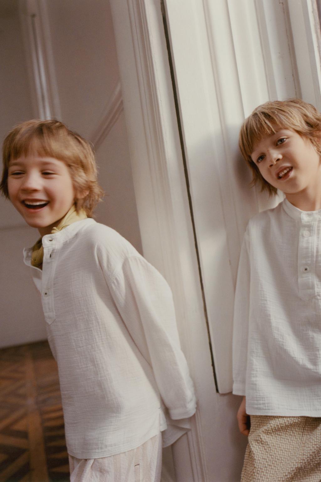 РУБАШКА ИЗ РЕЛЬЕФНОЙ ТКАНИ С ВОРОТНИКОМ-СТОЙКОЙ