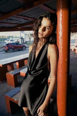 Атласное платье халтер- Заказать в России