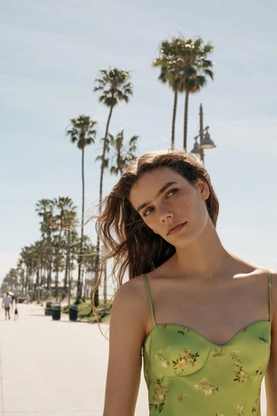 Атласное мини-платье с цветочным принтом- Заказать в России