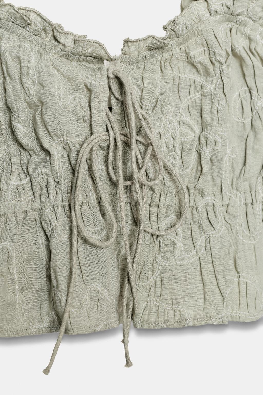 УКОРОЧЕННЫЙ ТОП С ВОЛАНАМИ И ТЕКСТУРОЙ