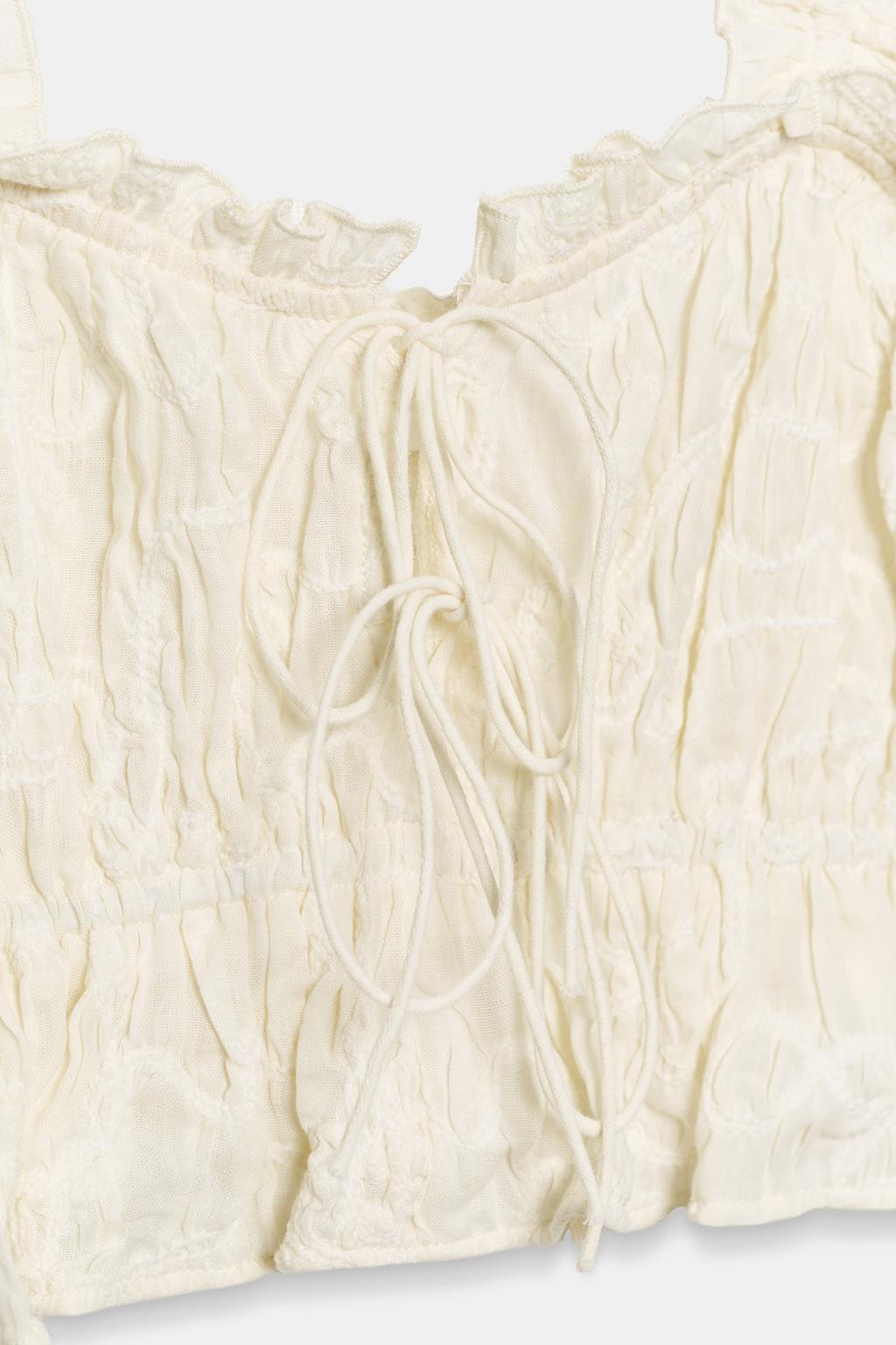 УКОРОЧЕННЫЙ ТОП С ВОЛАНАМИ И ТЕКСТУРОЙ