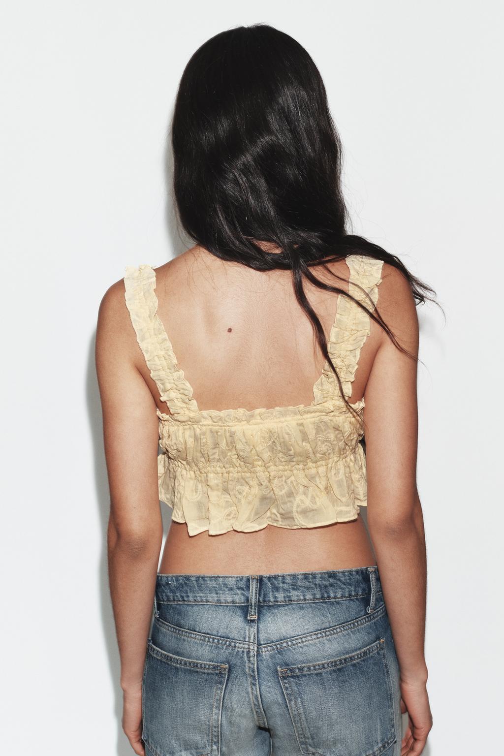 УКОРОЧЕННЫЙ ТОП С ВОЛАНАМИ И ТЕКСТУРОЙ