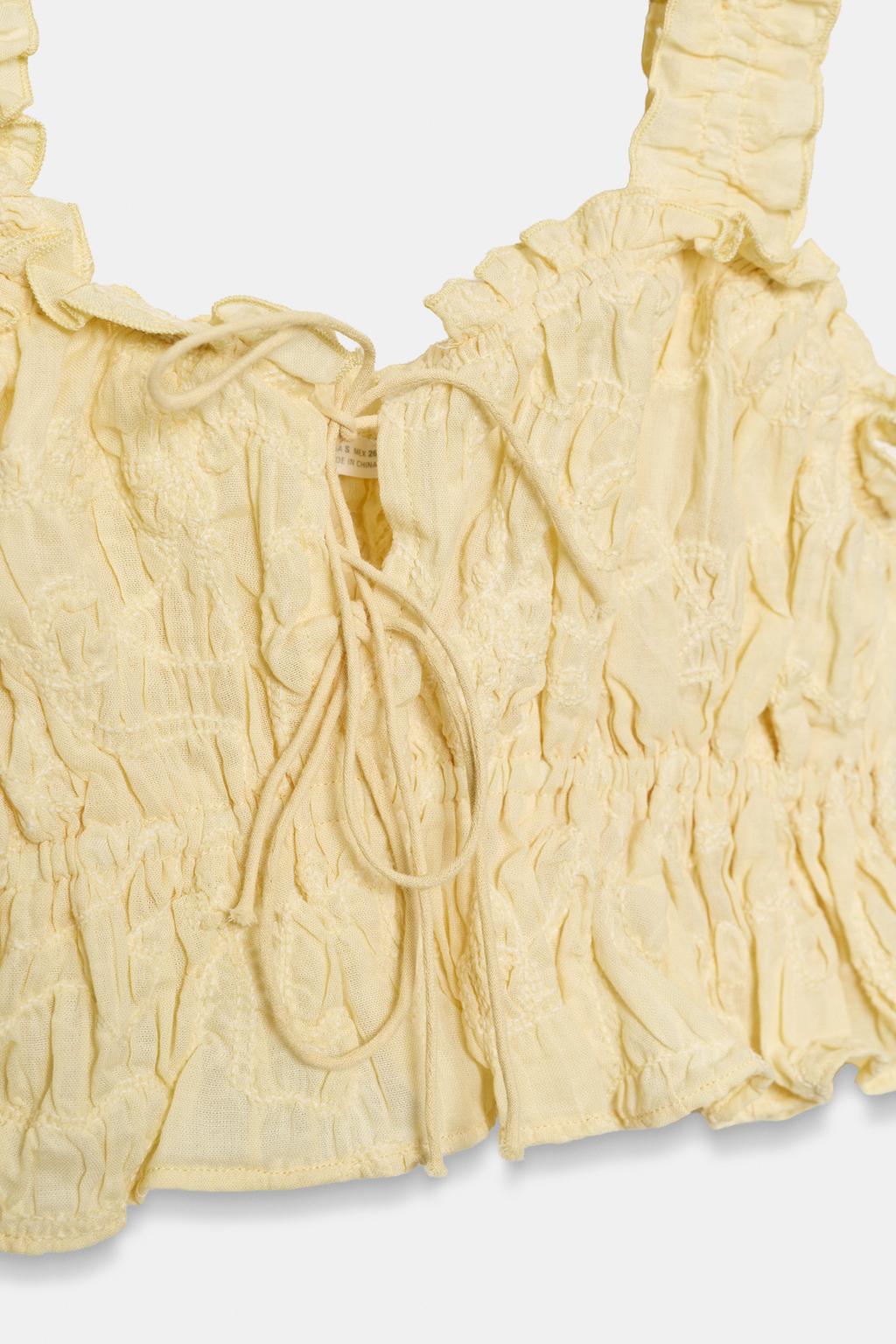 УКОРОЧЕННЫЙ ТОП С ВОЛАНАМИ И ТЕКСТУРОЙ