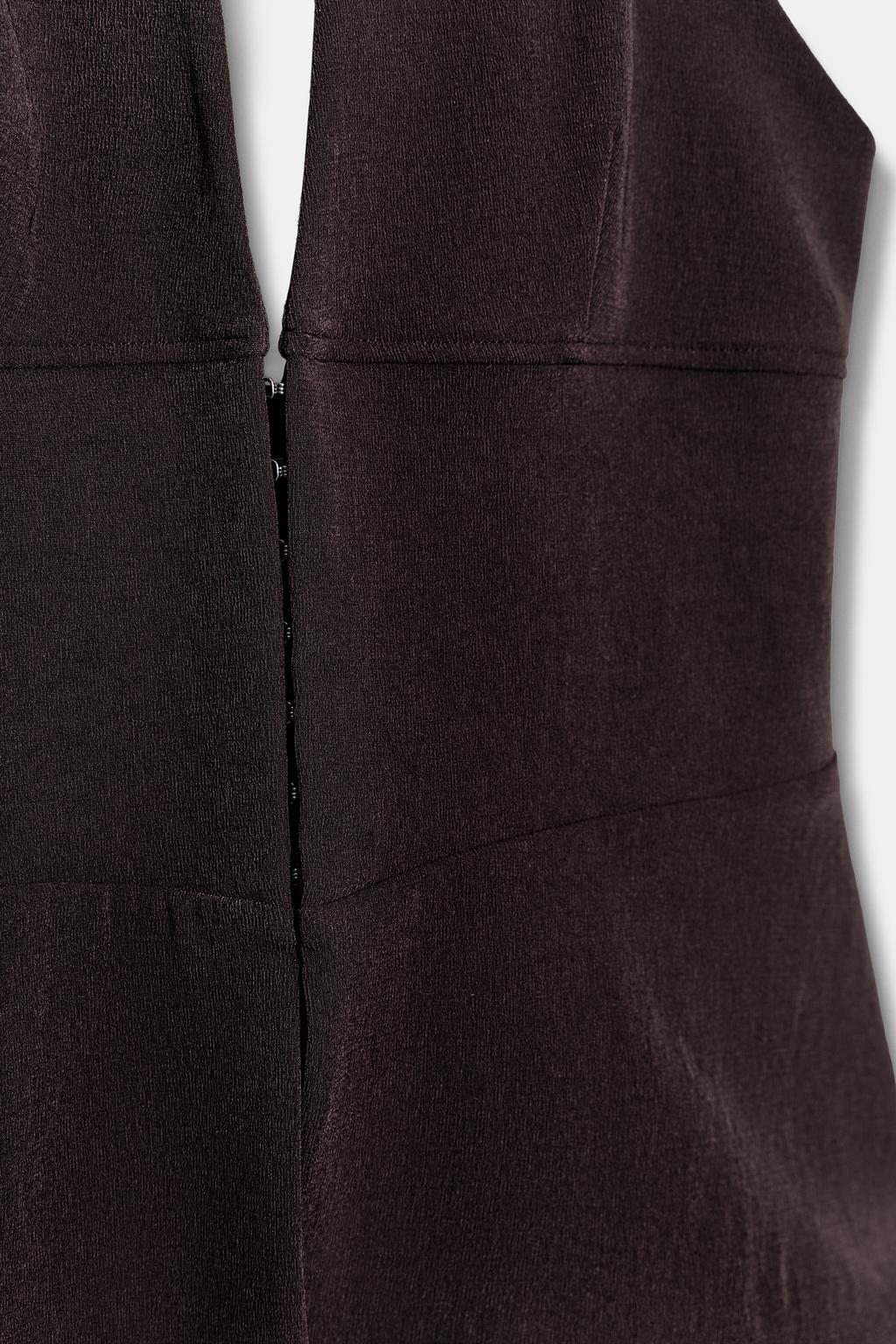 ЭЛАСТИЧНЫЙ ТОП С ГОРЛОВИНОЙ ХАЛТЕР