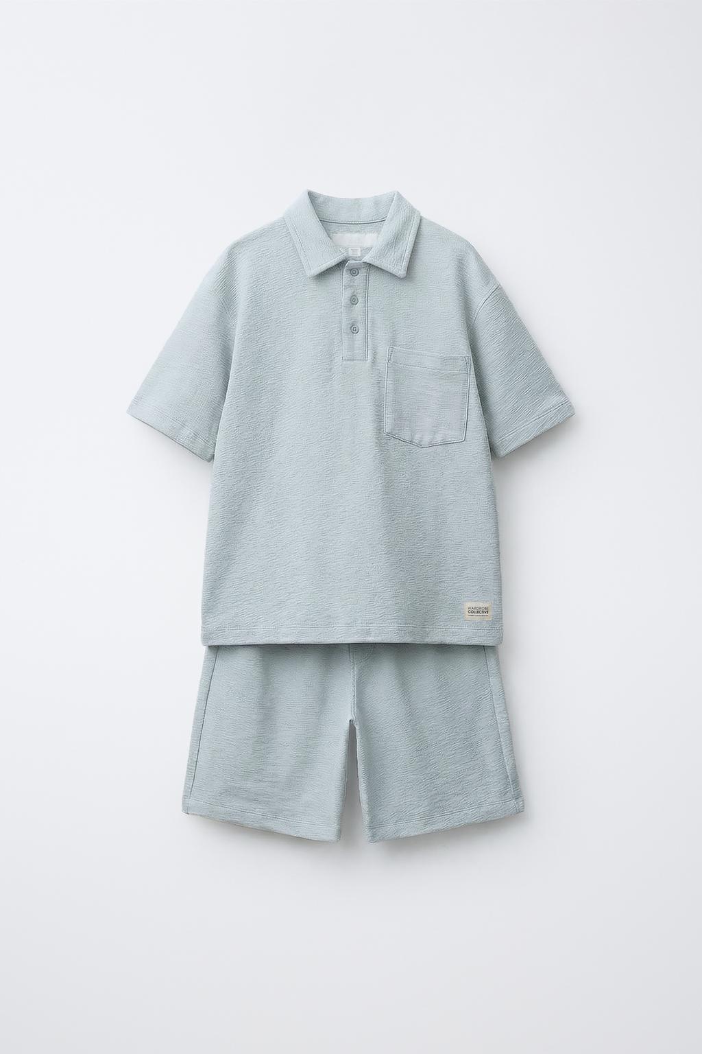 КОМПЛЕКТ ИЗ РУБАШКИ-ПОЛО И ШОРТ-БЕРМУД ИЗ ГРУБОЙ ТКАНИ С НАШИВКОЙ