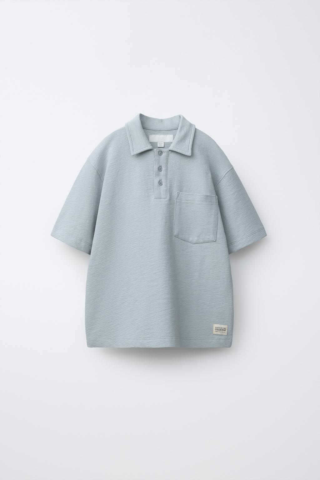 КОМПЛЕКТ ИЗ РУБАШКИ-ПОЛО И ШОРТ-БЕРМУД ИЗ ГРУБОЙ ТКАНИ С НАШИВКОЙ