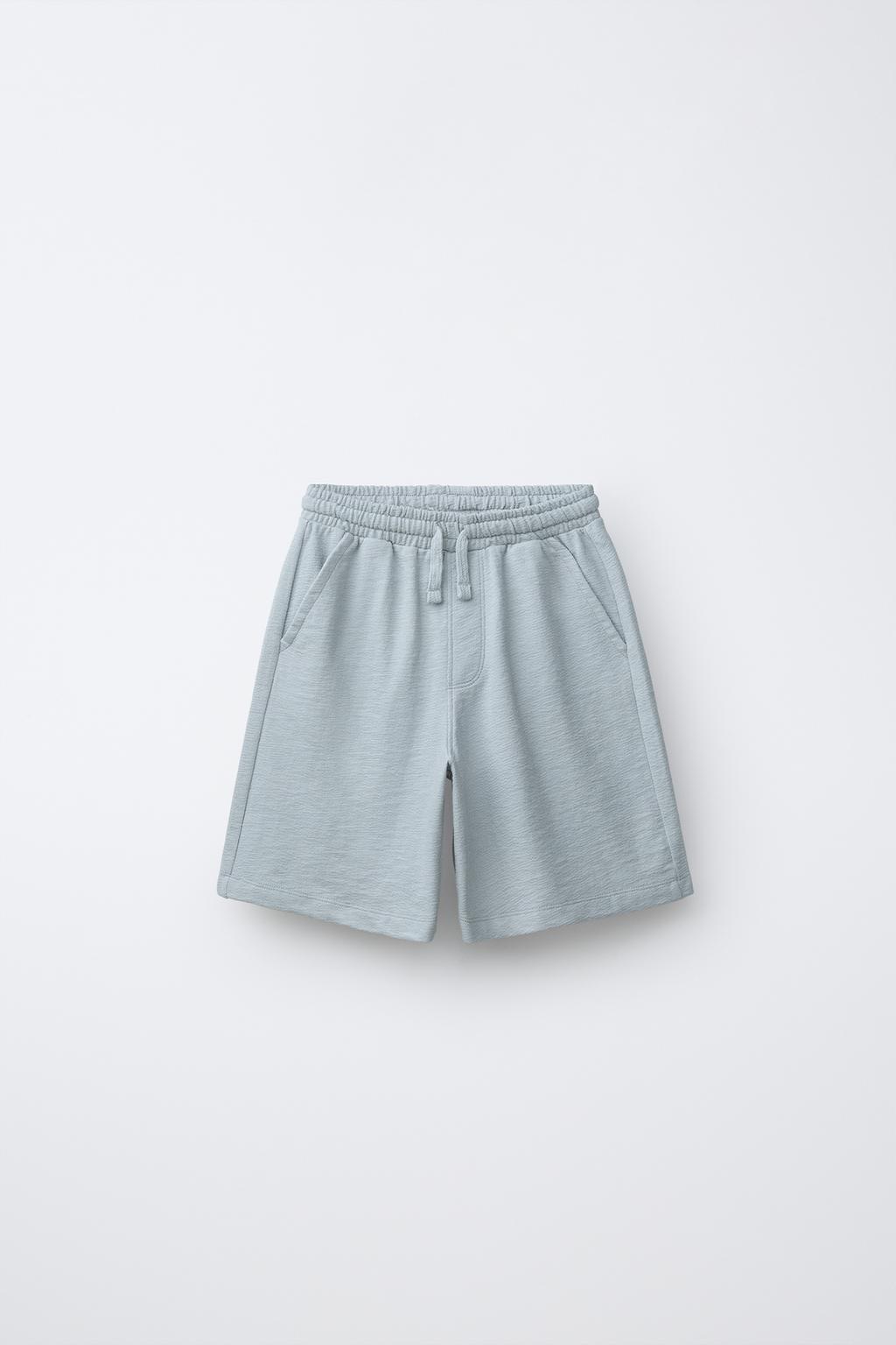 КОМПЛЕКТ ИЗ РУБАШКИ-ПОЛО И ШОРТ-БЕРМУД ИЗ ГРУБОЙ ТКАНИ С НАШИВКОЙ