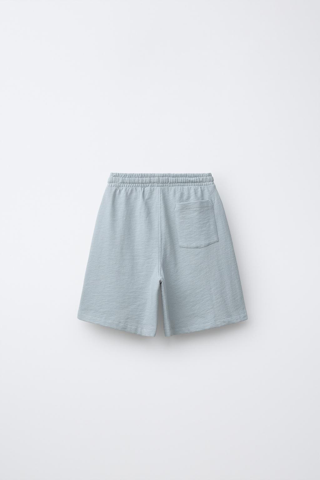 КОМПЛЕКТ ИЗ РУБАШКИ-ПОЛО И ШОРТ-БЕРМУД ИЗ ГРУБОЙ ТКАНИ С НАШИВКОЙ