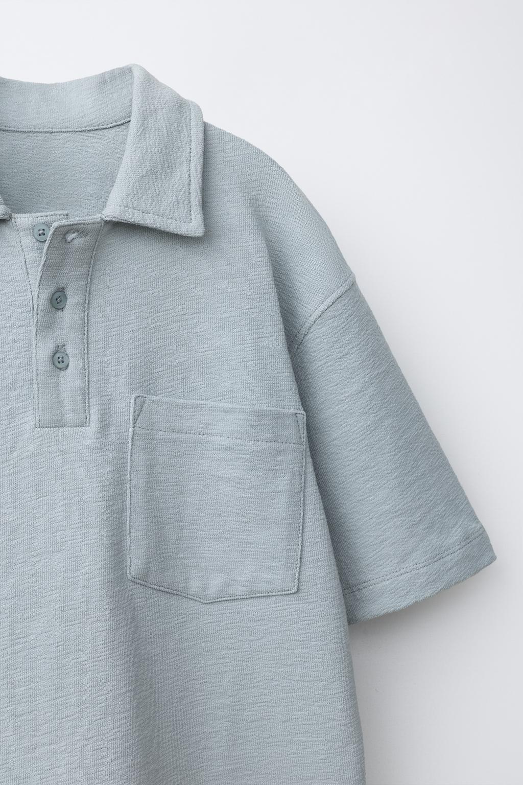 КОМПЛЕКТ ИЗ РУБАШКИ-ПОЛО И ШОРТ-БЕРМУД ИЗ ГРУБОЙ ТКАНИ С НАШИВКОЙ