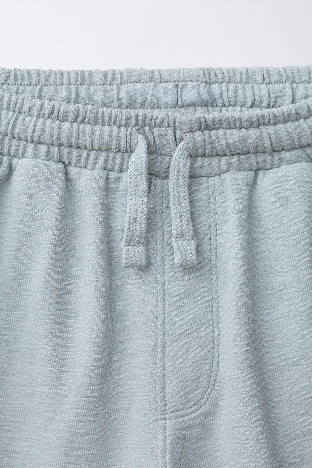 КОМПЛЕКТ ИЗ РУБАШКИ-ПОЛО И ШОРТ-БЕРМУД ИЗ ГРУБОЙ ТКАНИ С НАШИВКОЙ