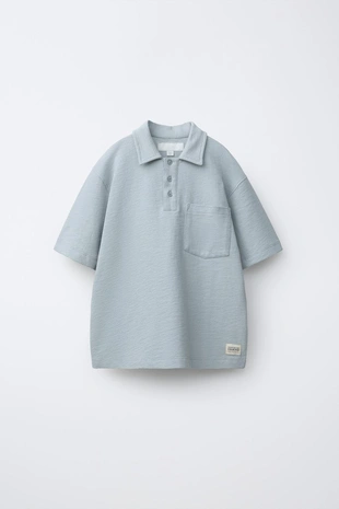 Комплект из рубашки-поло и шорт-бермуд из грубой ткани с нашивкой- Заказать в России