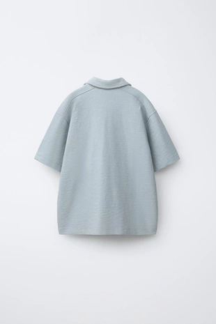 Комплект из рубашки-поло и шорт-бермуд из грубой ткани с нашивкой- Заказать в России