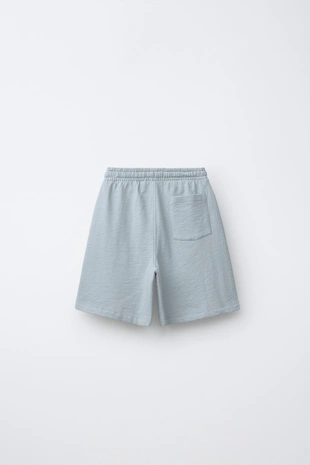 Комплект из рубашки-поло и шорт-бермуд из грубой ткани с нашивкой- Заказать в России