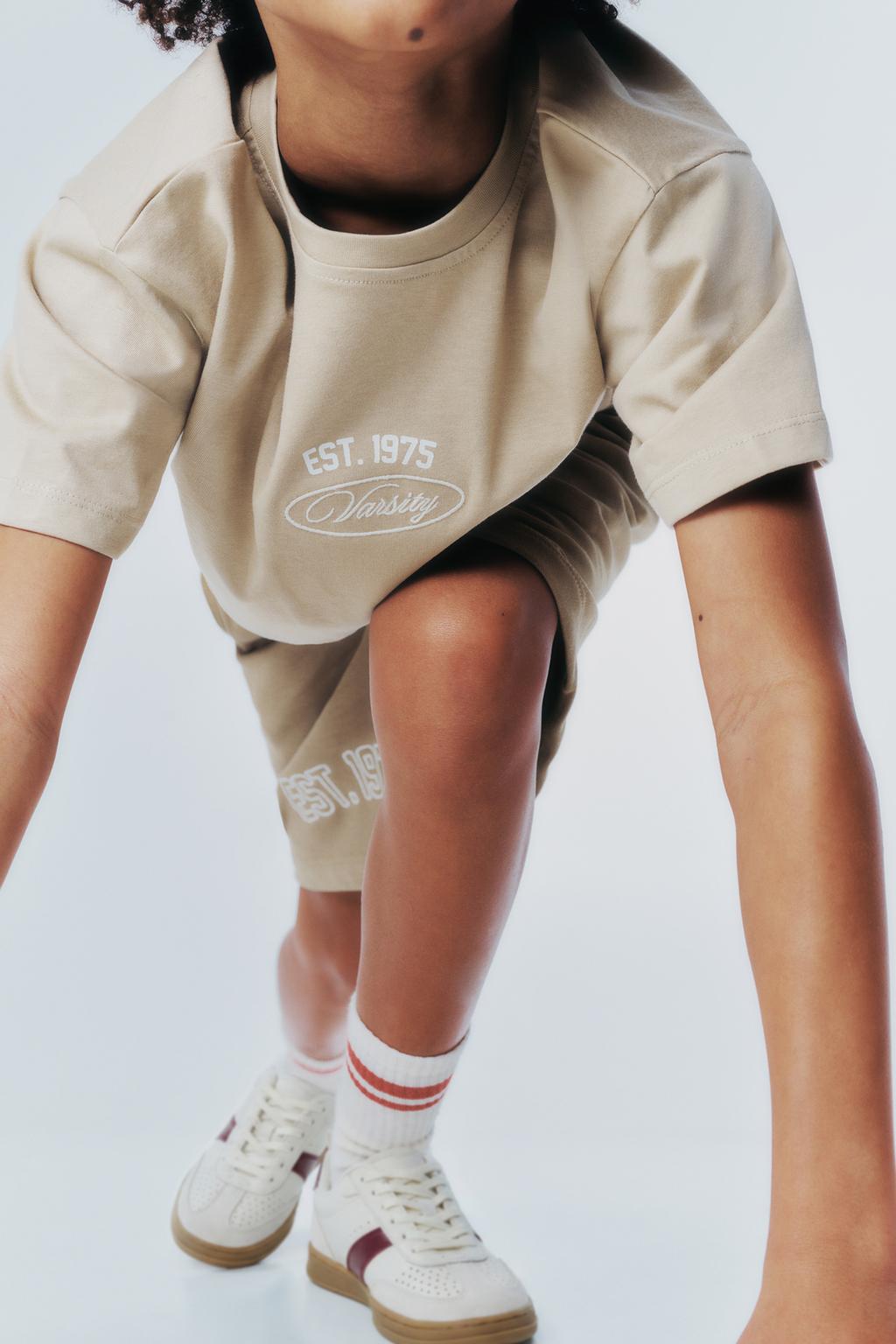 ФУТБОЛКА В СПОРТИВНОМ СТИЛЕ