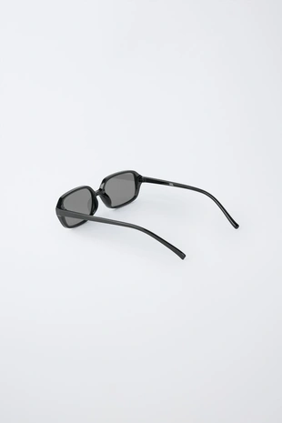 Прямоугольные солнцезащитные очки в пластиковой оправе