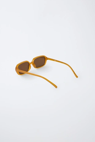 Прямоугольные солнцезащитные очки в пластиковой оправе