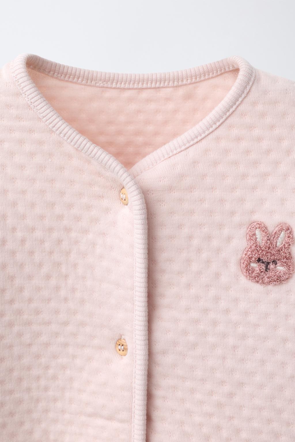 СТЕГАНАЯ КУРТКА С ВЫШИВКОЙ БУКЛЕ