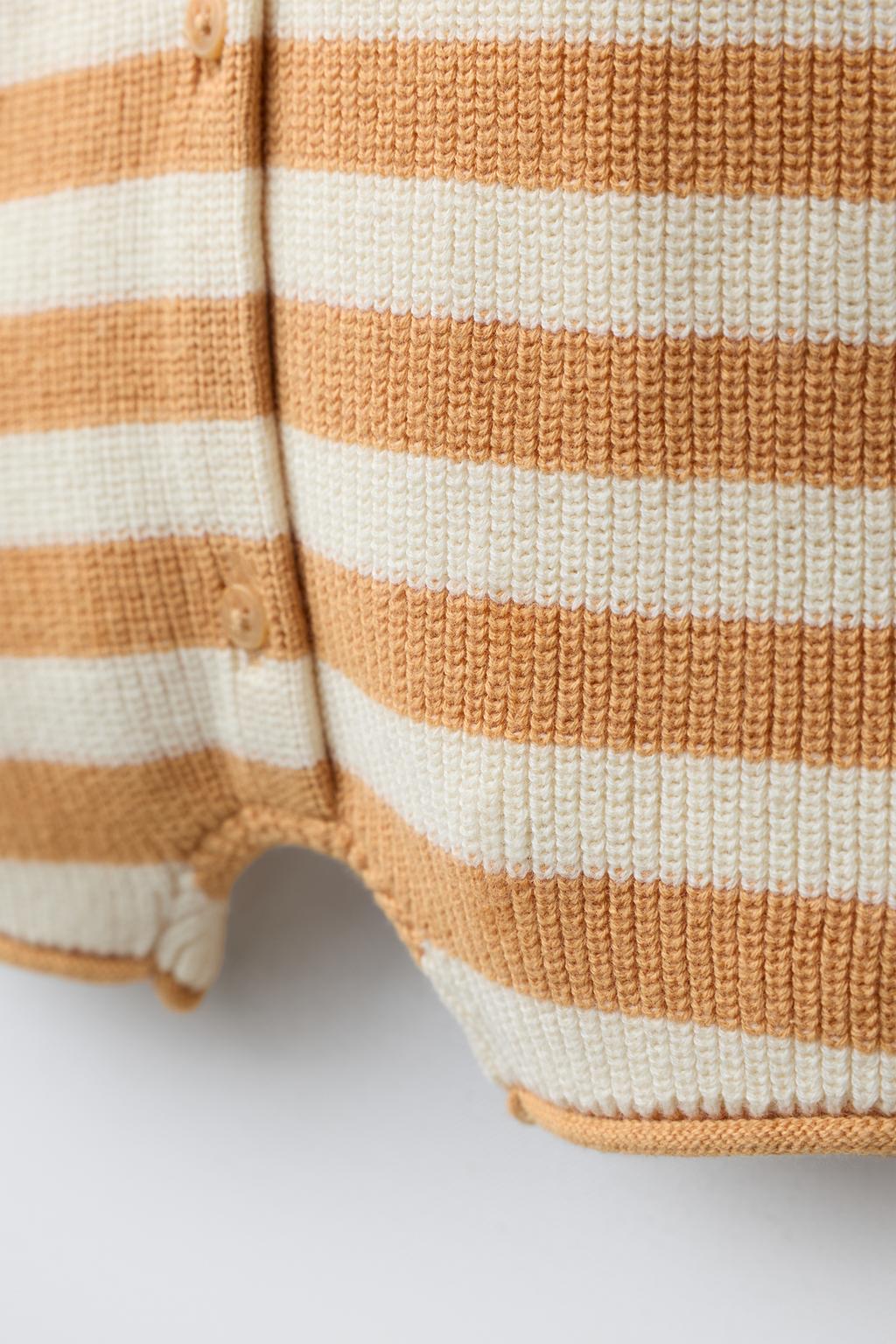 ВЯЗАНЫЙ ПЕСОЧНИК В ПОЛОСКУ С ВЫШИТОЙ ЛОДКОЙ