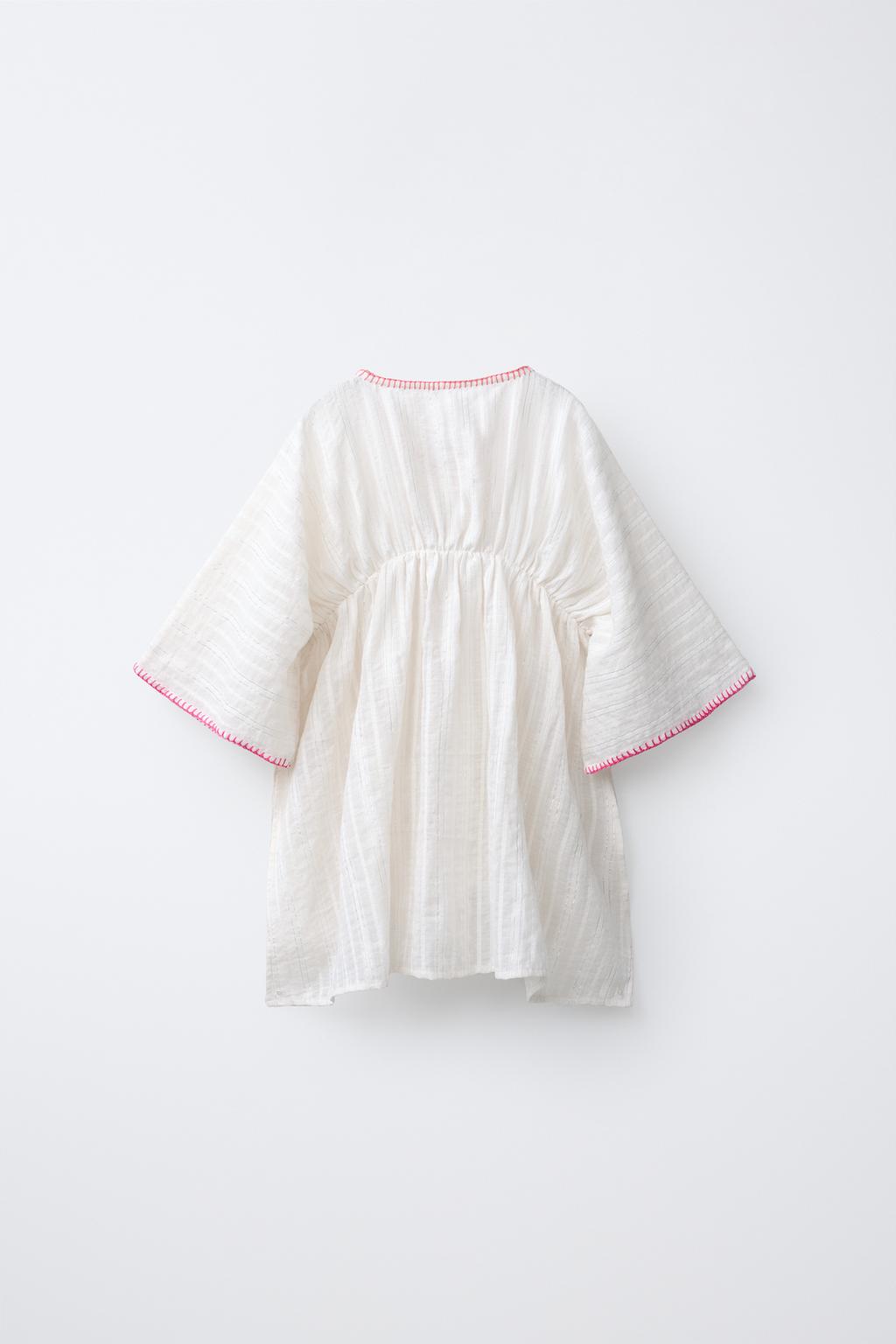 КАФТАН С БЛЕСКОМ И КОНТРАСТНЫМИ ДЕТАЛЯМИ