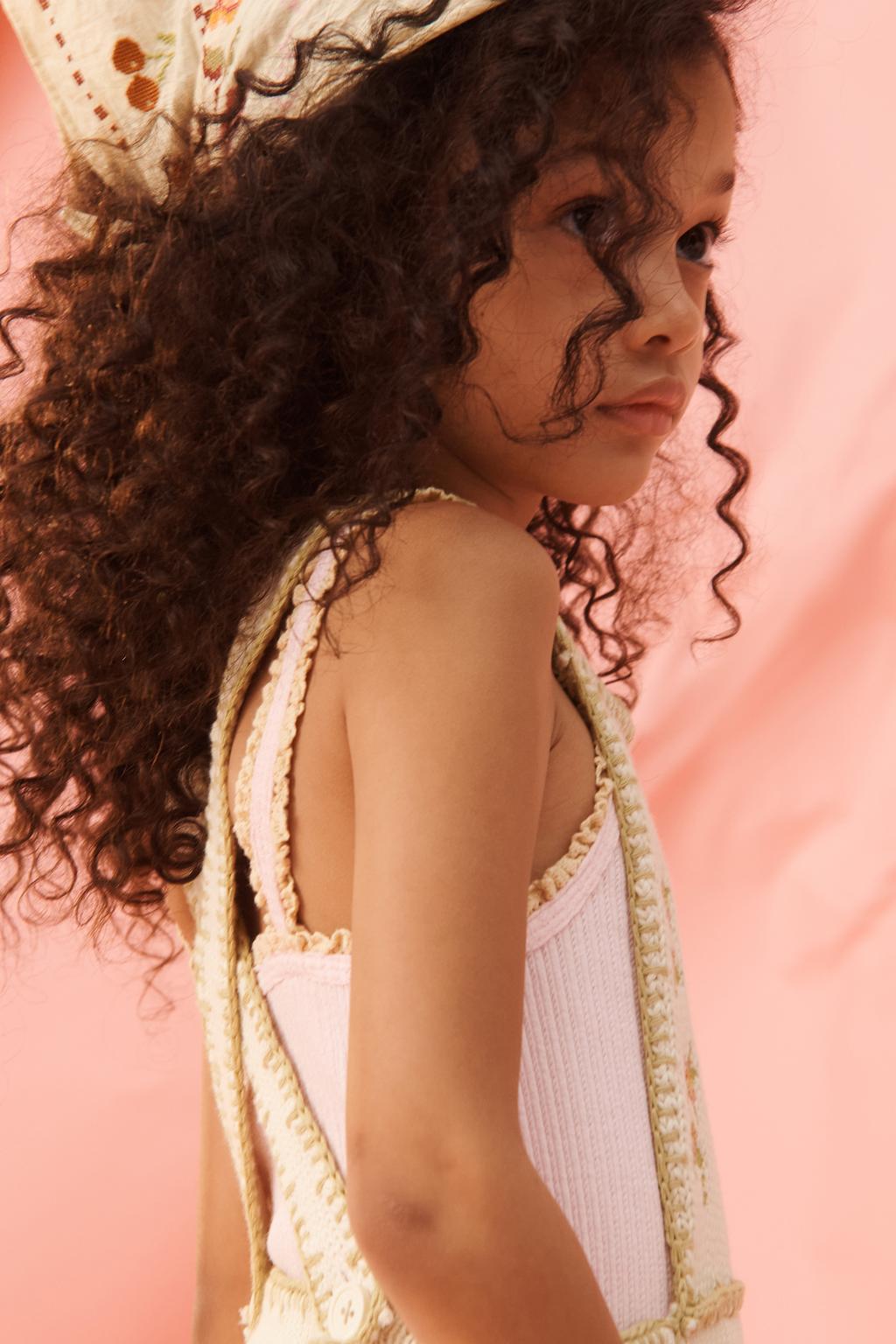 Топ limited edition из ребристого материала с контрастной кружевной оборкой