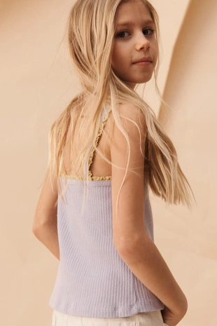 Топ limited edition с ребристой отделкой и контрастной кружевной обрезкой- Заказать в России